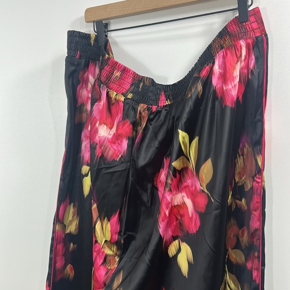 Torrid Wide Leg Streaky Satin high-rise pant black floral size 3 R. NWT. - Picture 4 of 8